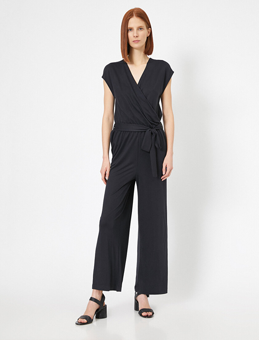 Belden Bağlama Detaylı V Yaka Cepli Standart Kalıp Kısa Kollu Tulum