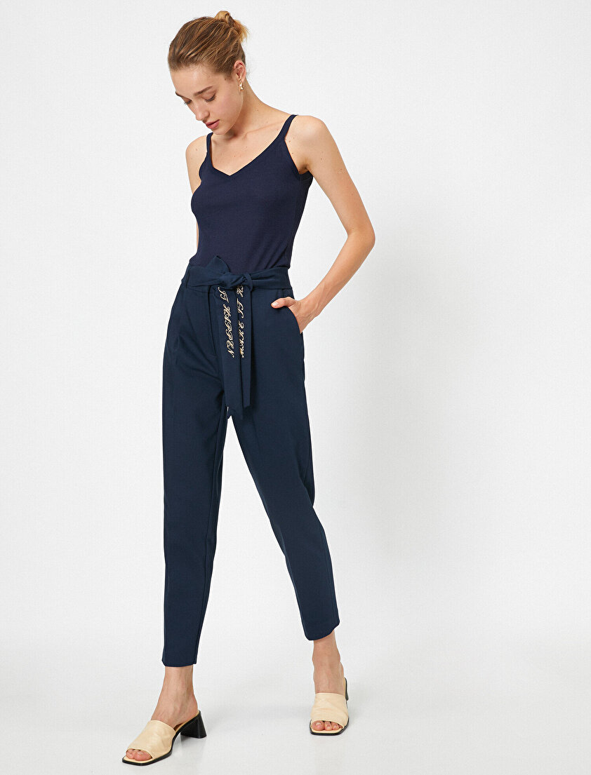 Bağcık Detaylı Dar Paça Pantolon