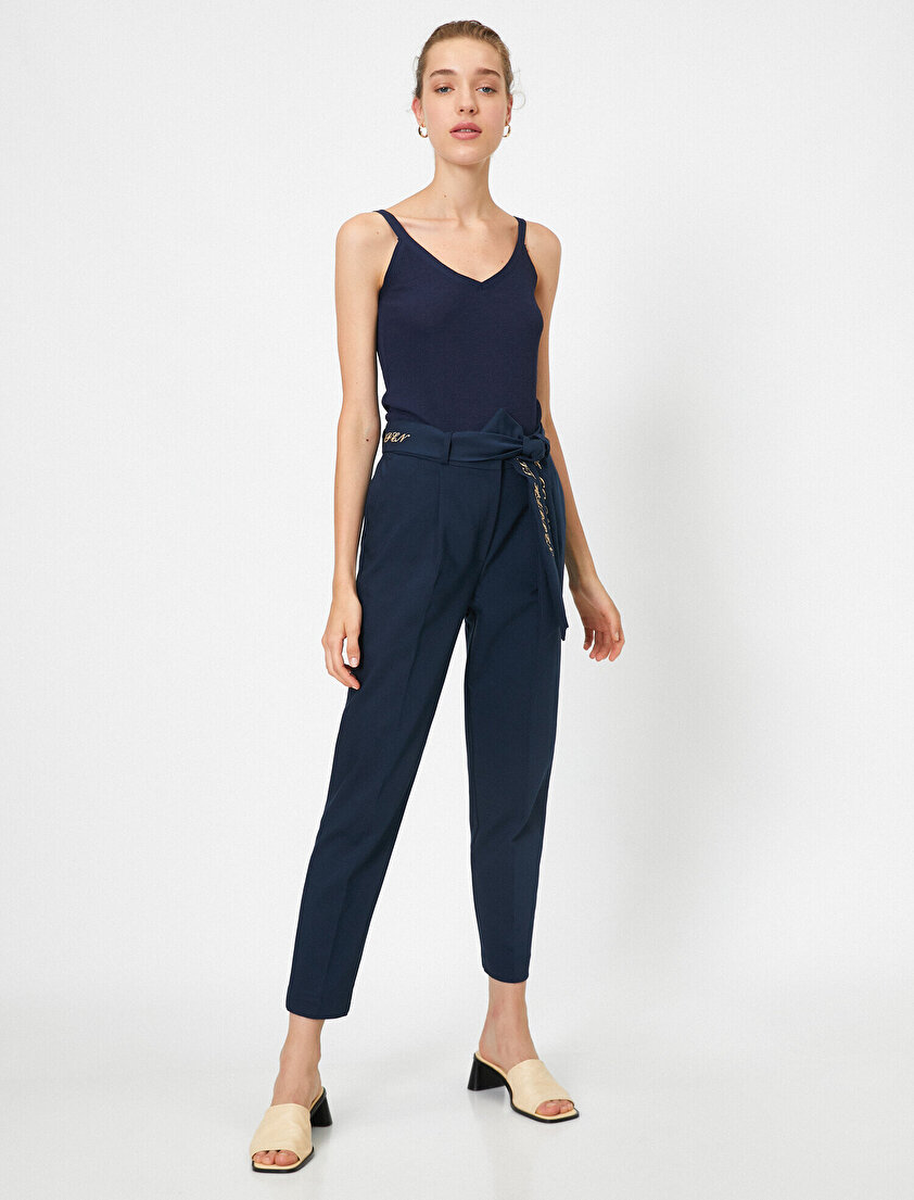 Bağcık Detaylı Dar Paça Pantolon