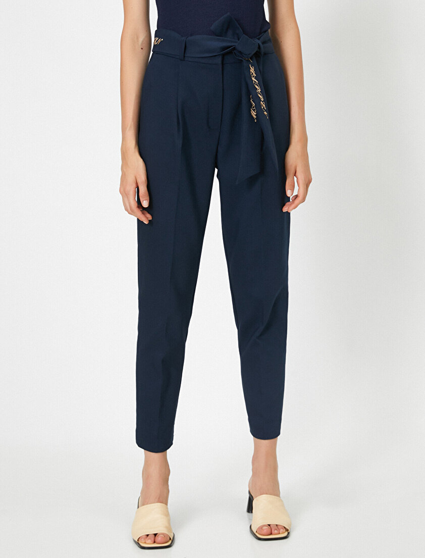 Bağcık Detaylı Dar Paça Pantolon