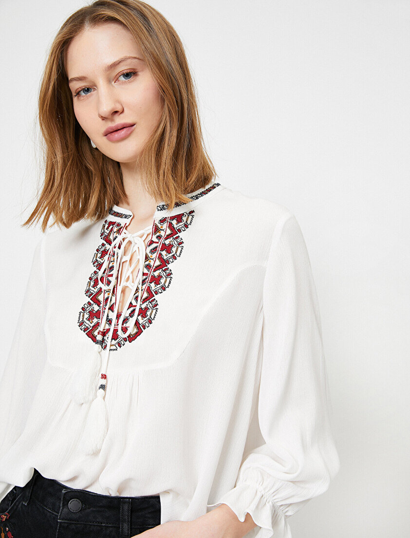 Yakası Bağlama Detaylı El İşlemeli Boho Bluz
