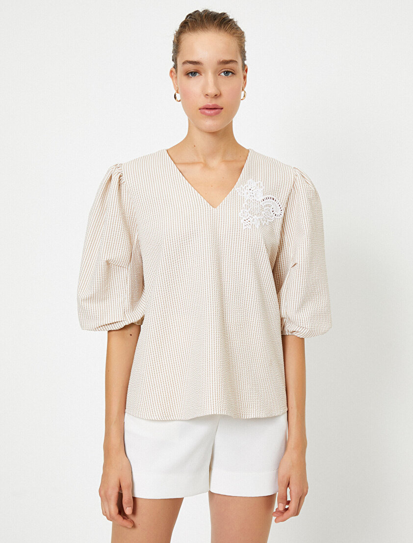 Çizgili İşlemeli V Yaka Bluz