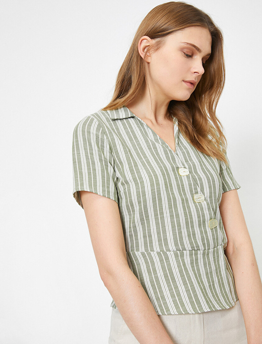 V Yaka Kısa Kol Düğme Detaylı Bluz