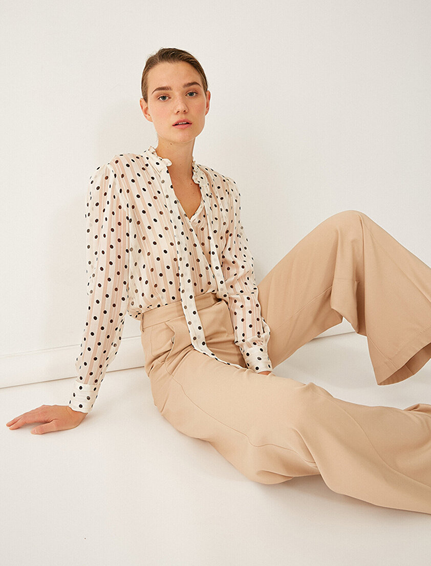 Parlak Puantiye Desenli Fular Detaylı Bluz