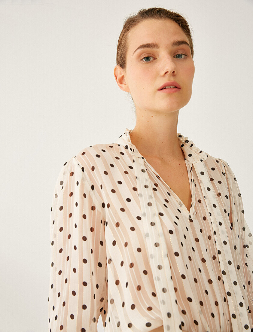 Parlak Puantiye Desenli Fular Detaylı Bluz