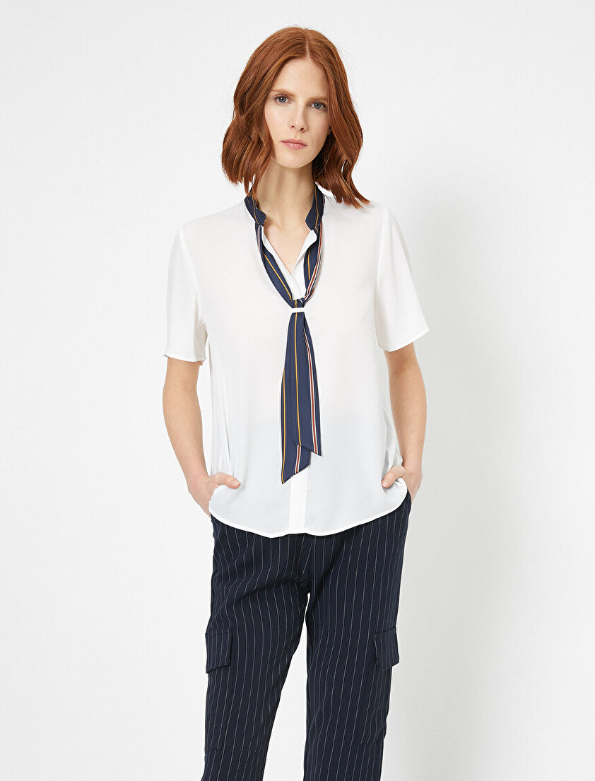 Fular Detaylı Kısa Kollu Bluz