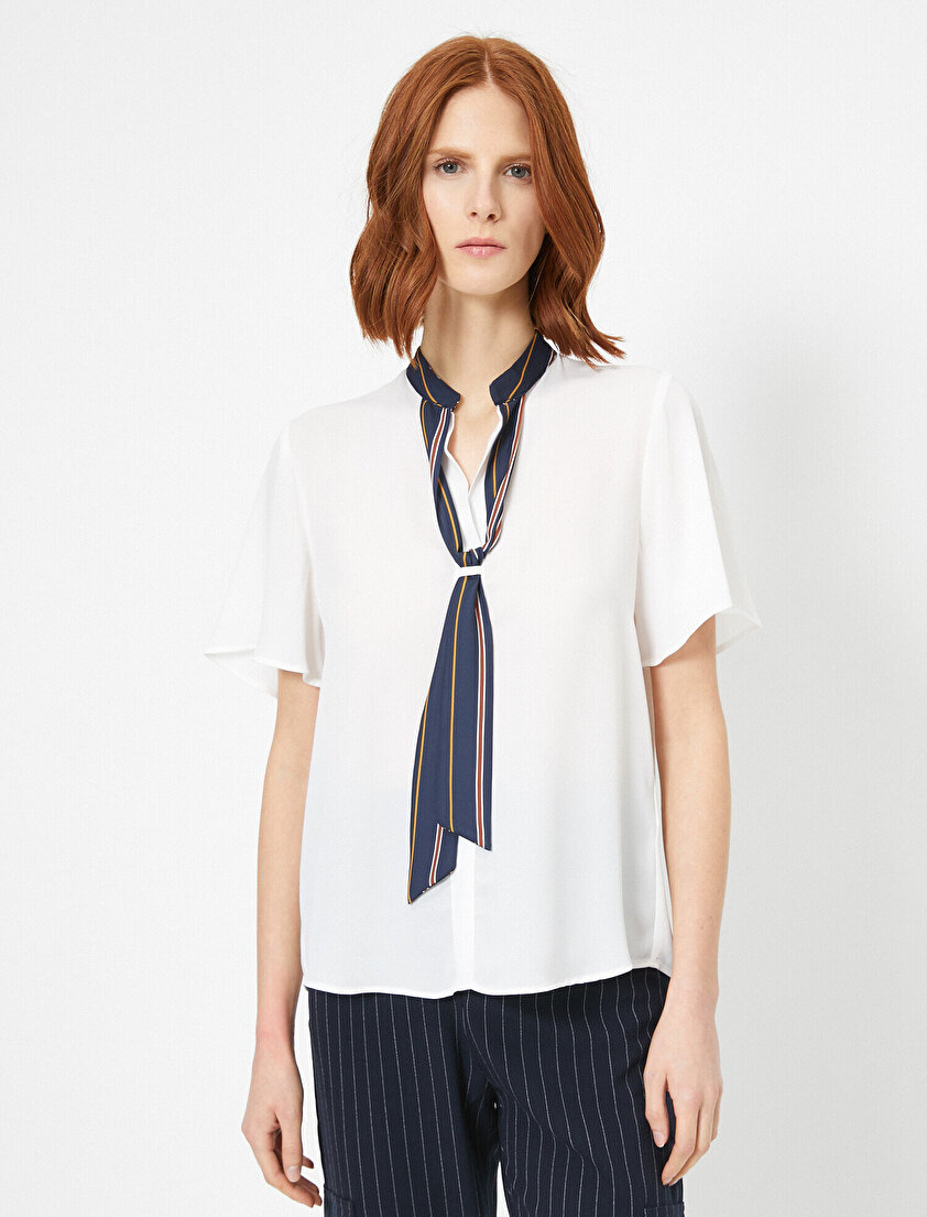 Fular Detaylı Kısa Kollu Bluz