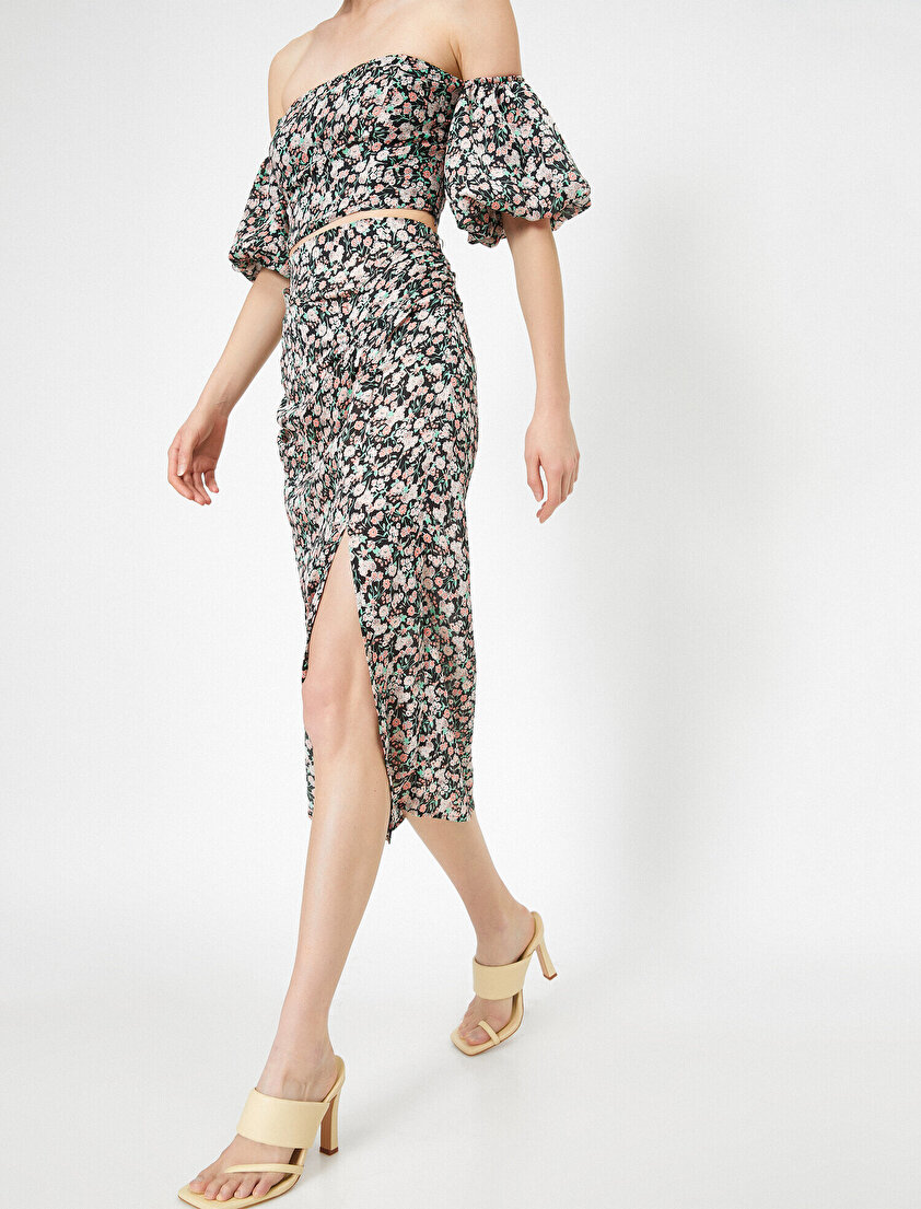 Skirtly Yours Styled by Melis Ağazat Desenli Yırtmaç Detaylı Etek