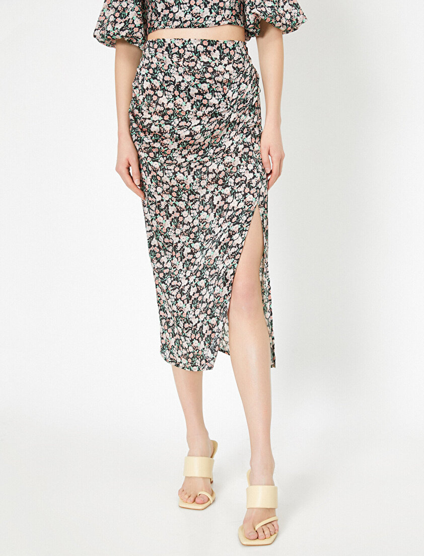 Skirtly Yours Styled by Melis Ağazat Desenli Yırtmaç Detaylı Etek