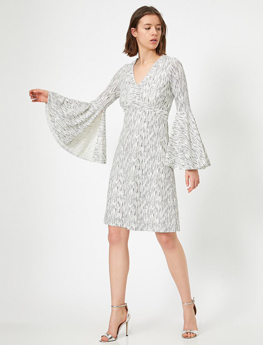 Simli Desenli V Yaka Yırtmaç Kol Detaylı Uzun Kollu Midi Boy Elbise