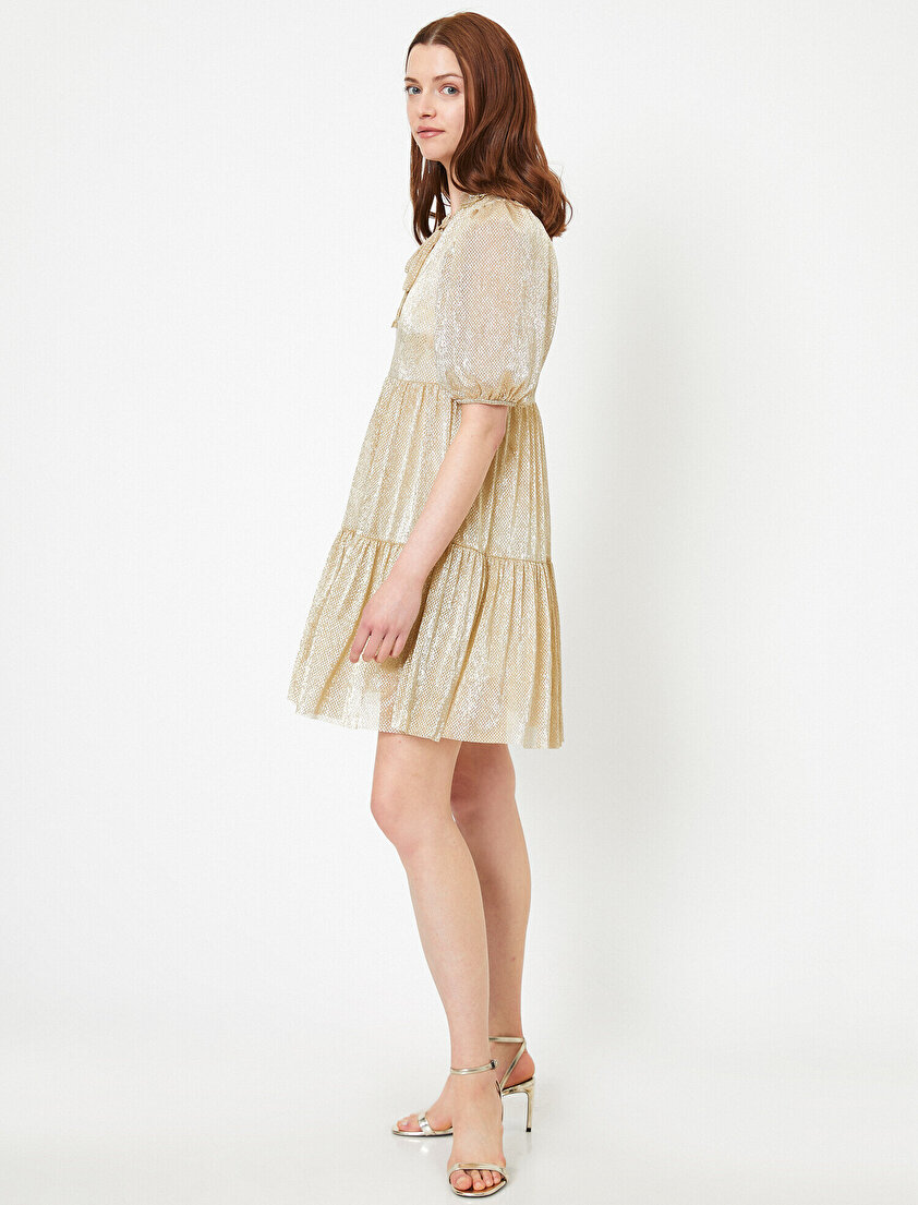 Metalik Desenli Tül Fırfır ve Bağlama Detaylı Volanlı Kısa Karpuz Kol Mini Elbise