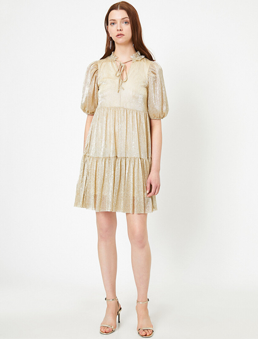 Metalik Desenli Tül Fırfır ve Bağlama Detaylı Volanlı Kısa Karpuz Kol Mini Elbise