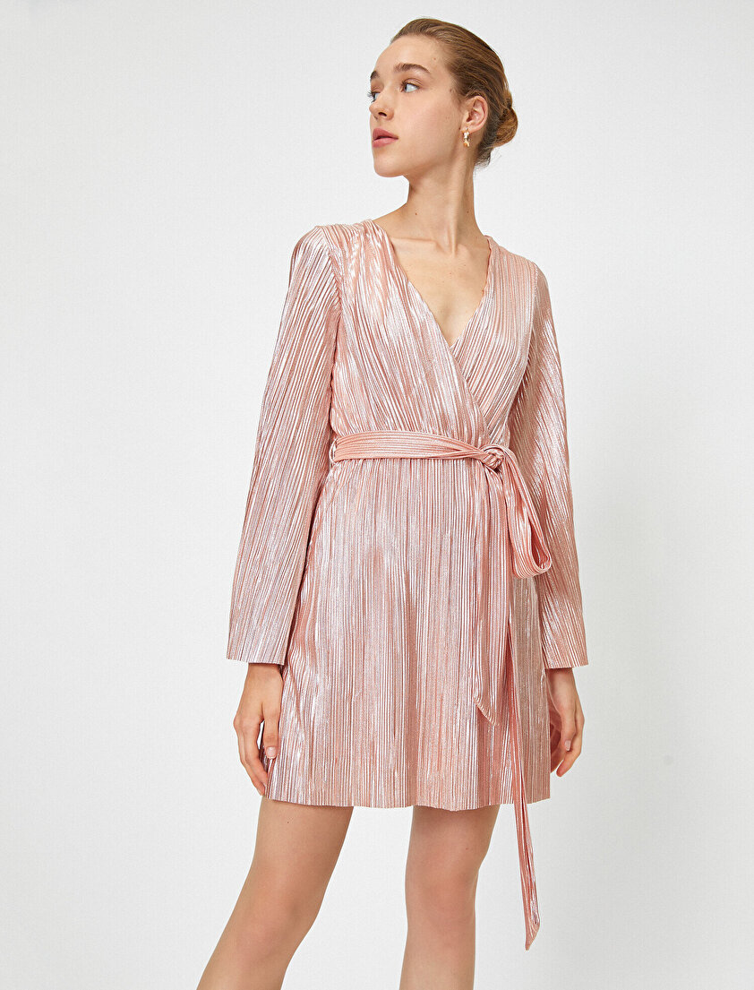 Pliseli Kemer Detaylı Parlak Elbise