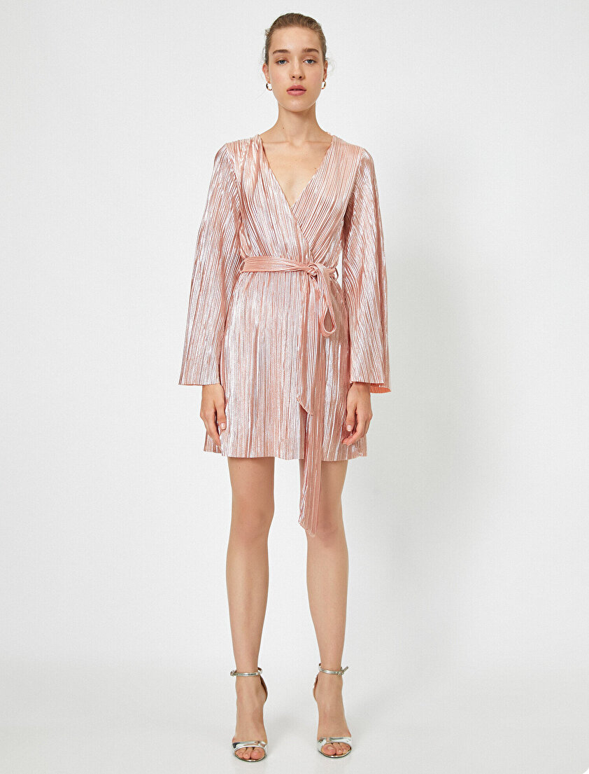 Pliseli Kemer Detaylı Parlak Elbise