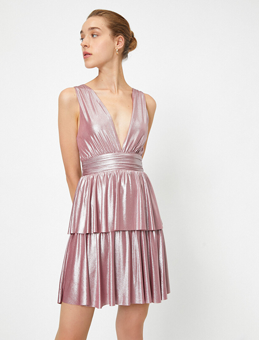 Kemer Detaylı V Yakalı Parlak Kısa Elbise