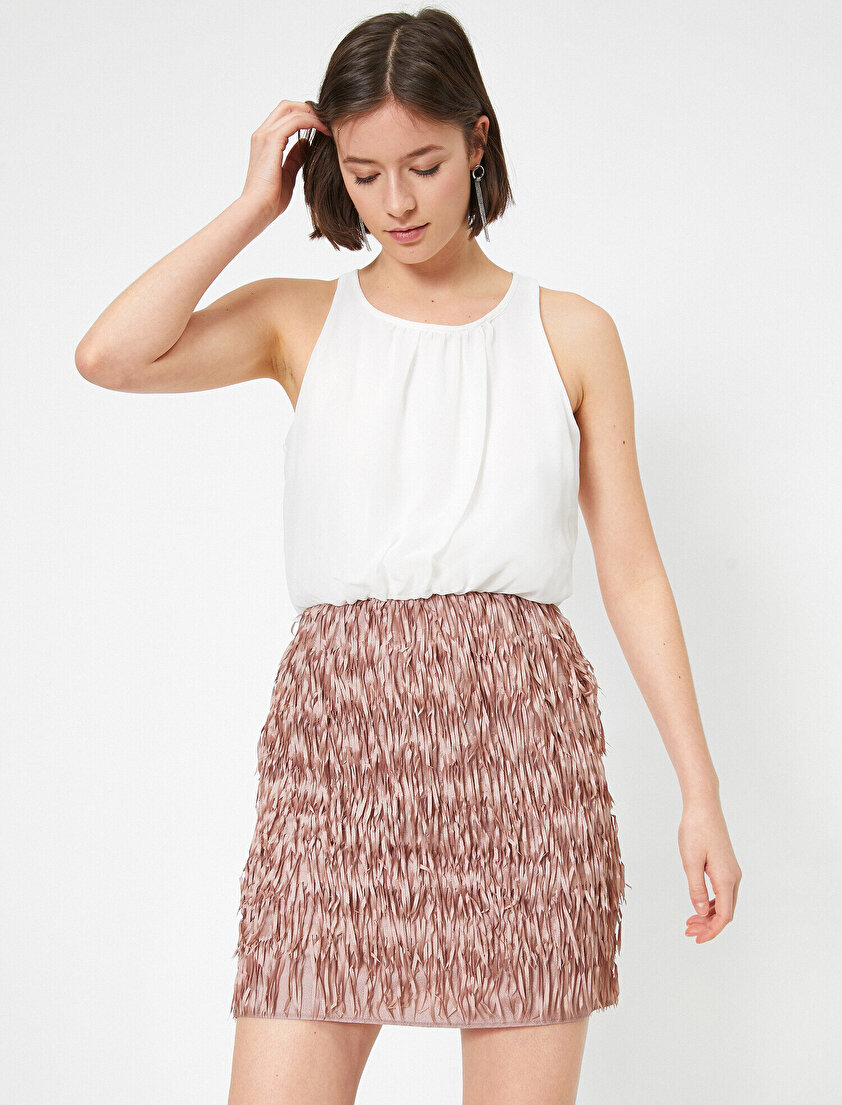 Püsküllü Şifon Büzgü Detaylı Kolsuz Mini Elbise