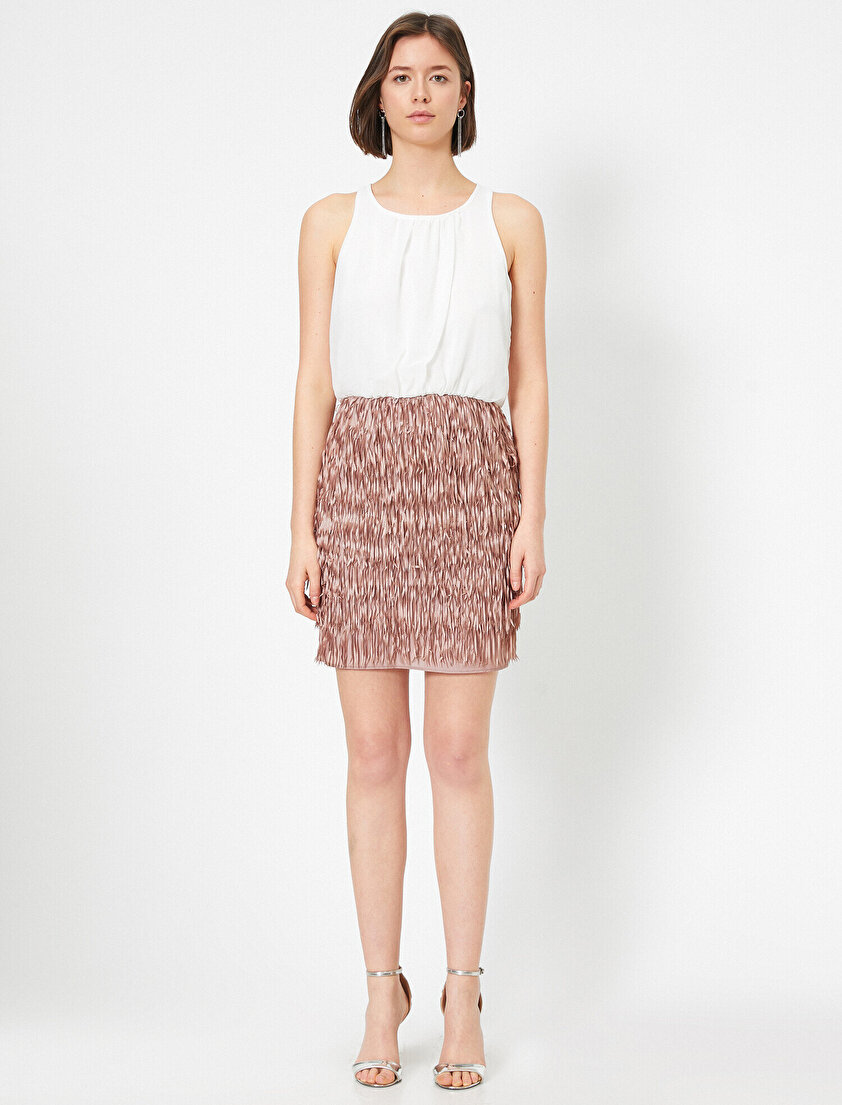 Püsküllü Şifon Büzgü Detaylı Kolsuz Mini Elbise