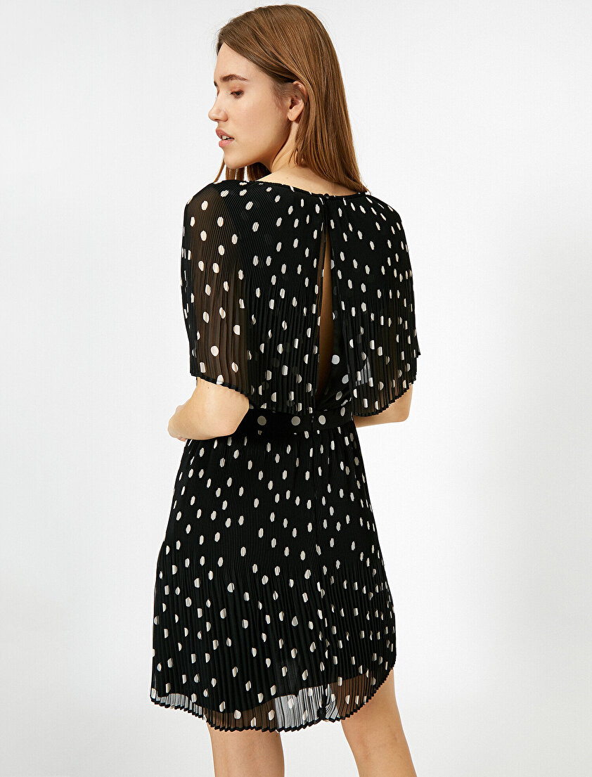 Puantiyeli Şifon Piliseli Pelerin Detaylı Mini Elbise
