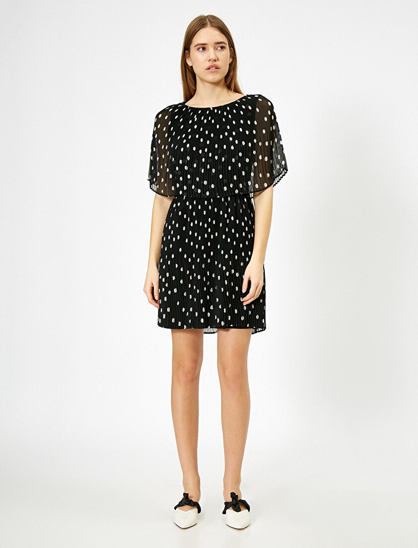 Puantiyeli Şifon Piliseli Pelerin Detaylı Mini Elbise