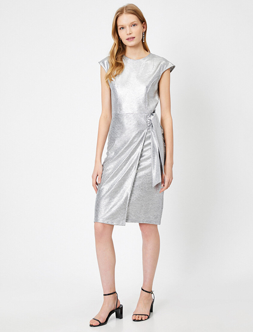 Metalik Bağlama Detaylı Yırtmaçlı Kısa Kollu Midi Elbise