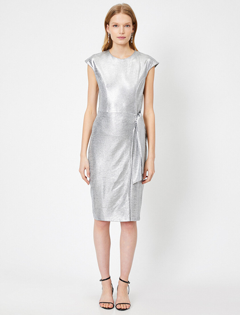 Metalik Bağlama Detaylı Yırtmaçlı Kısa Kollu Midi Elbise