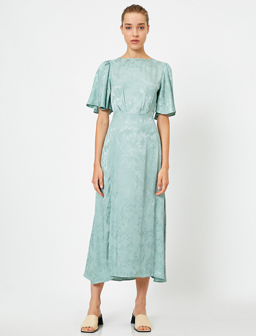 Çiçek Desenli Kısa Kollu Yırtmaçlı Elbise