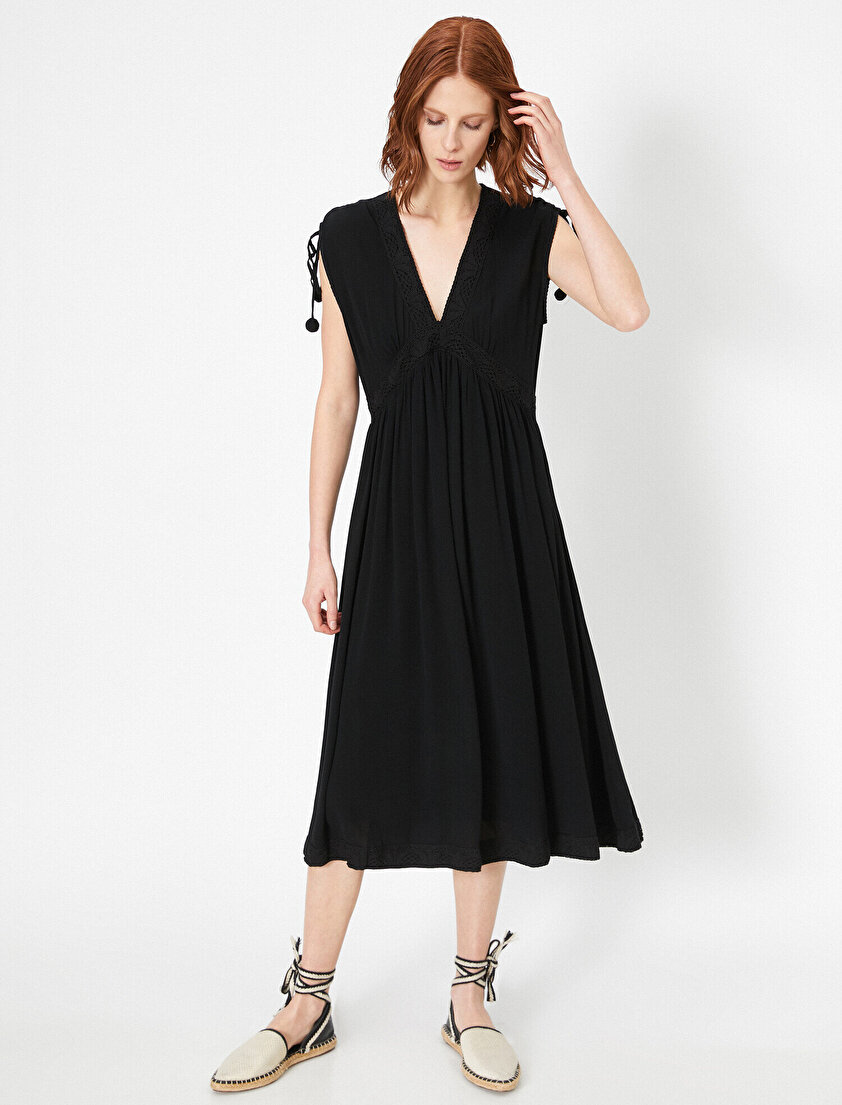 Dantel Detaylı V Yaka Elbise