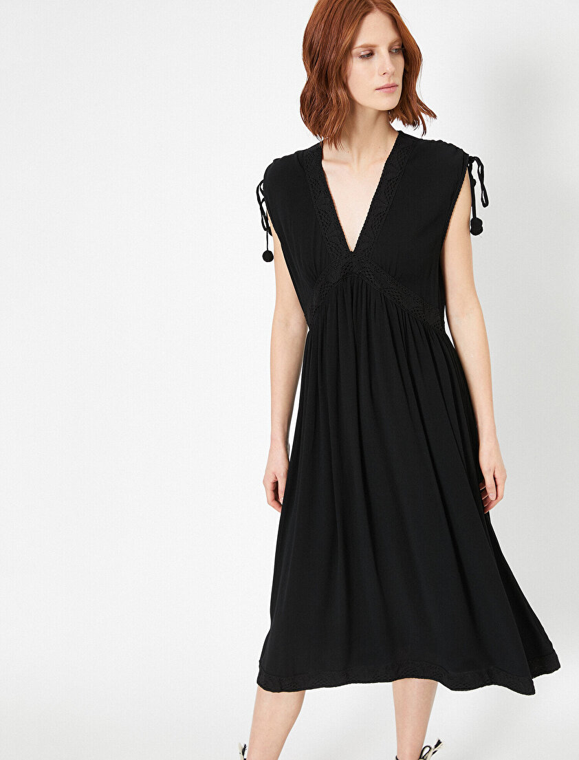 Dantel Detaylı V Yaka Elbise