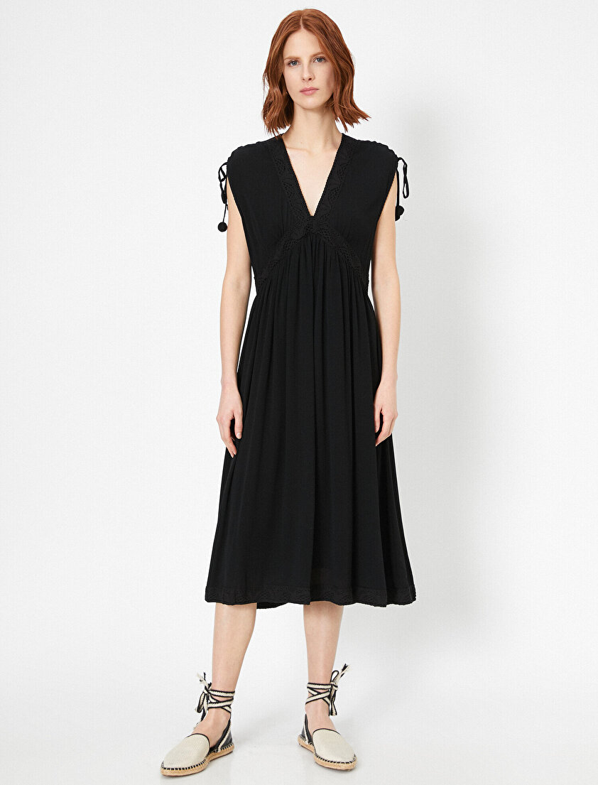 Dantel Detaylı V Yaka Elbise