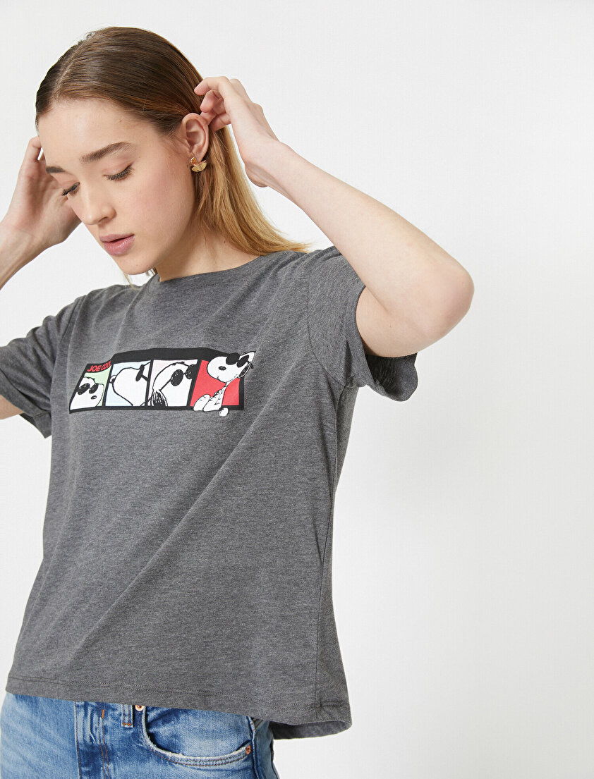 Snoopy Baskılı Bisiklet Yaka Kısa Kollu Lisanslı Tişört