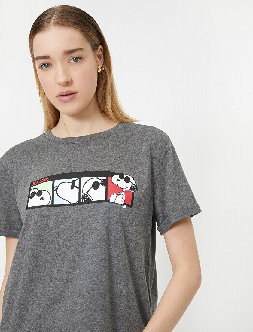 Snoopy Baskılı Bisiklet Yaka Kısa Kollu Lisanslı Tişört