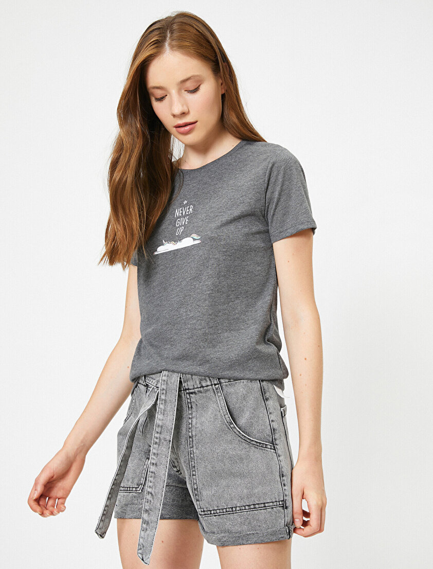 Kısa Kollu Bisiklet Yaka Yazılı Baskılı Tişört