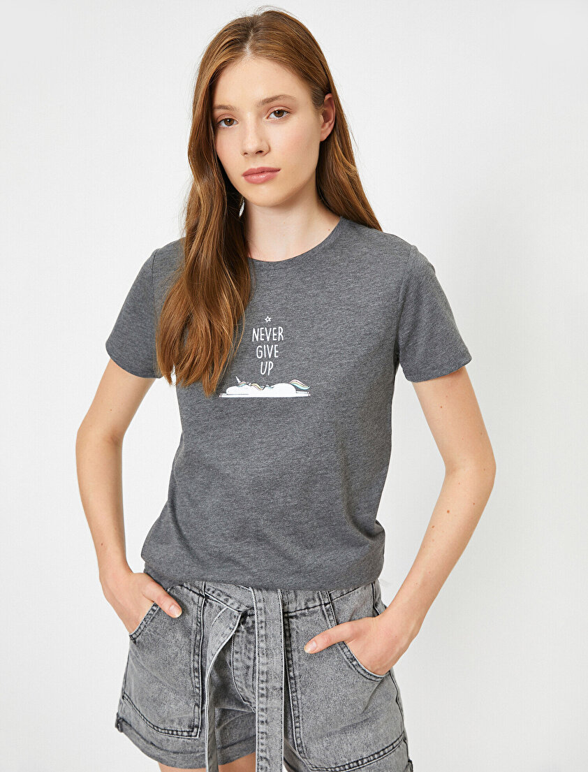 Kısa Kollu Bisiklet Yaka Yazılı Baskılı Tişört