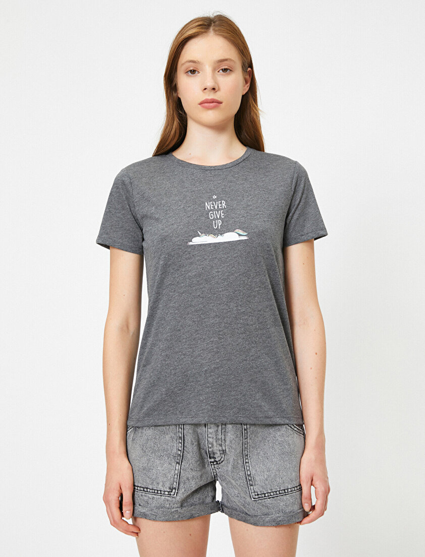 Kısa Kollu Bisiklet Yaka Yazılı Baskılı Tişört