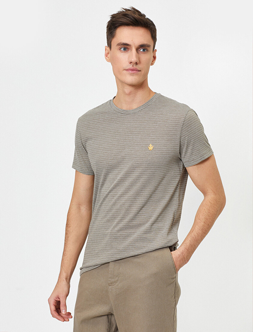 Bisiklet Yaka Çizgili Göğsü İşlemeli Slim Fit Tişört