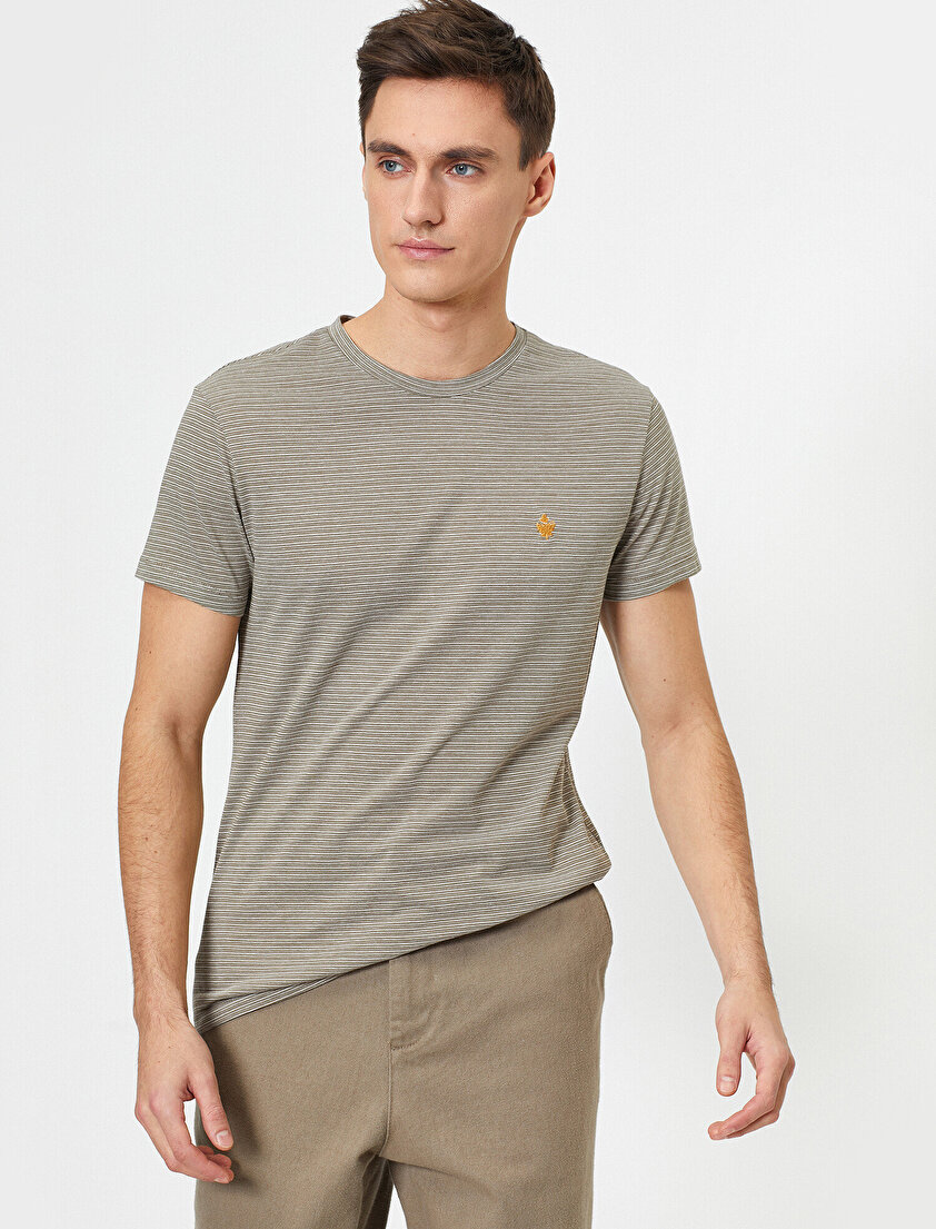 Bisiklet Yaka Çizgili Göğsü İşlemeli Slim Fit Tişört