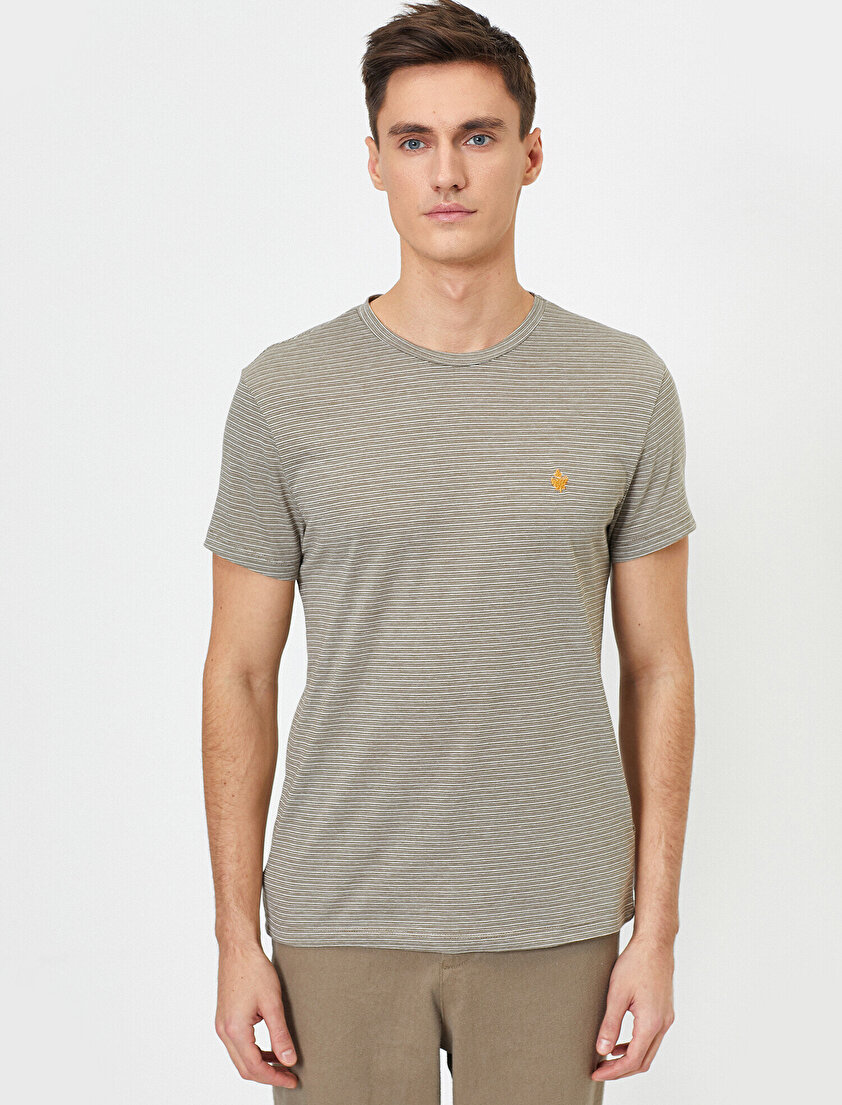 Bisiklet Yaka Çizgili Göğsü İşlemeli Slim Fit Tişört