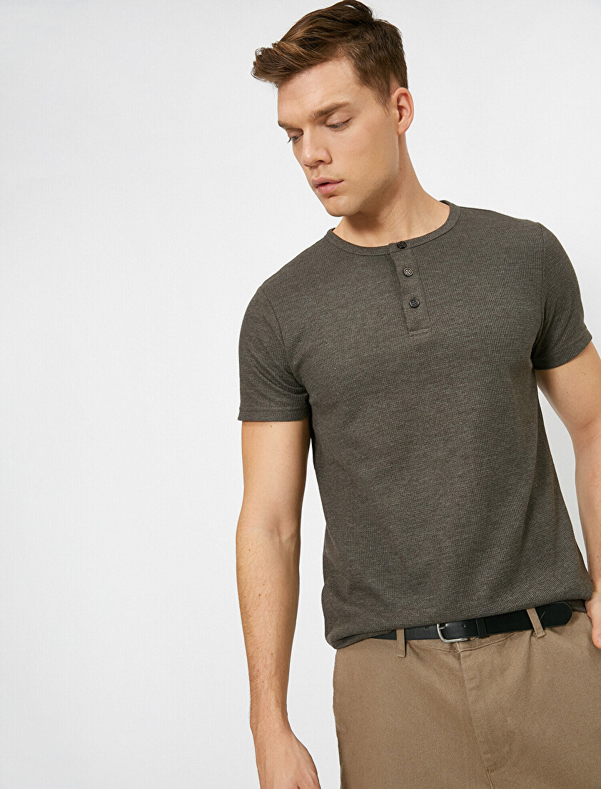 Düğme Detaylı T-Shirt