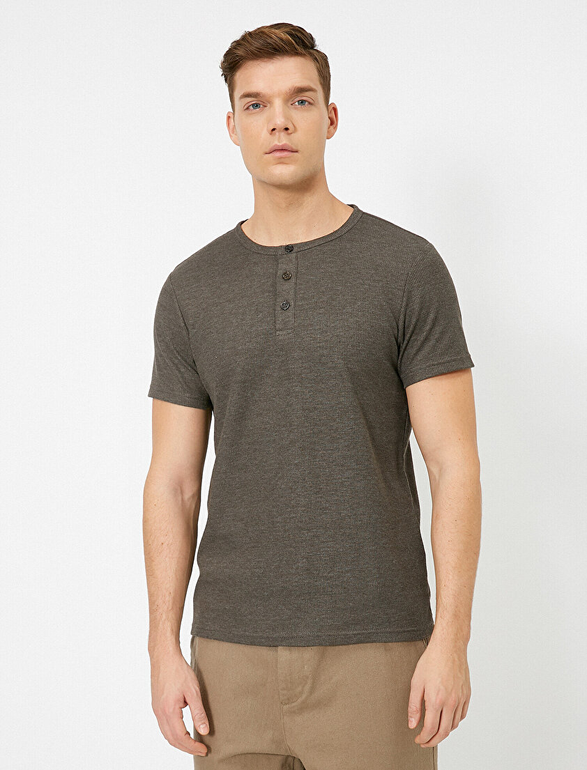 Düğme Detaylı T-Shirt