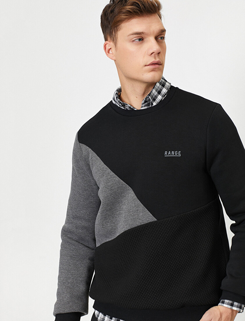 Bisiklet Yaka Renk Bloklu Kumaş Detaylı  Baskılı Sweatshirt