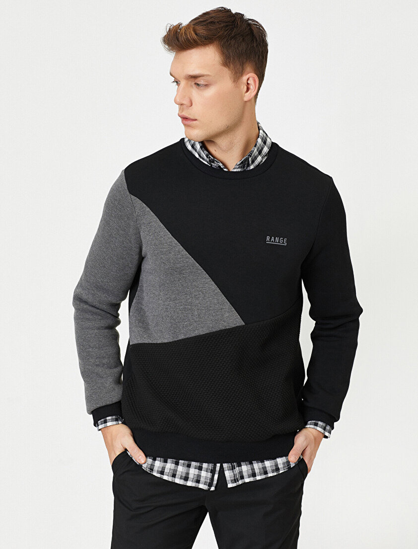 Bisiklet Yaka Renk Bloklu Kumaş Detaylı  Baskılı Sweatshirt