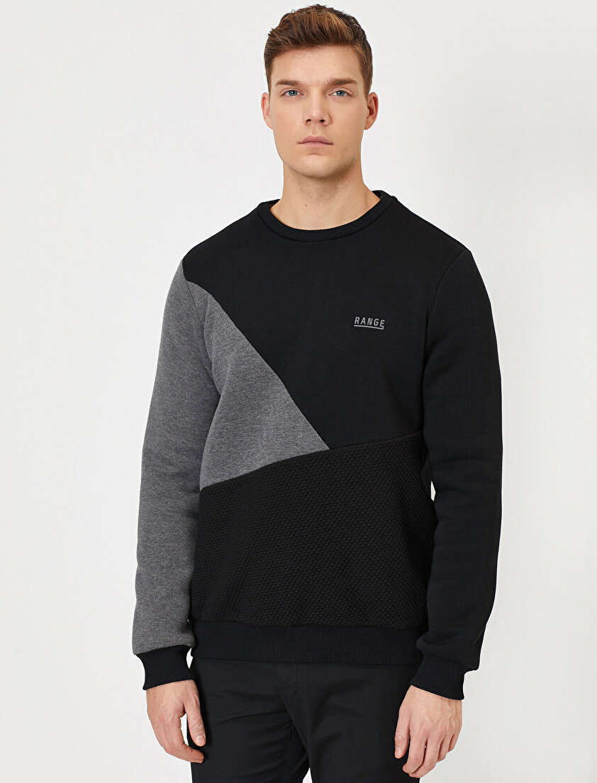 Bisiklet Yaka Renk Bloklu Kumaş Detaylı  Baskılı Sweatshirt