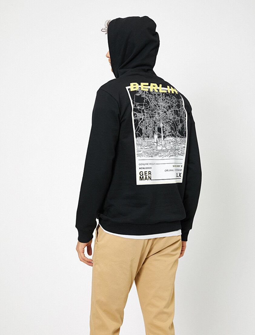 Sırtı Baskılı Önü Slogan Baskılı Kanguru Cepli Sweatshirt