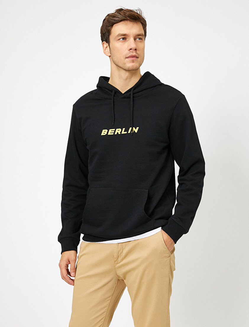 Sırtı Baskılı Önü Slogan Baskılı Kanguru Cepli Sweatshirt