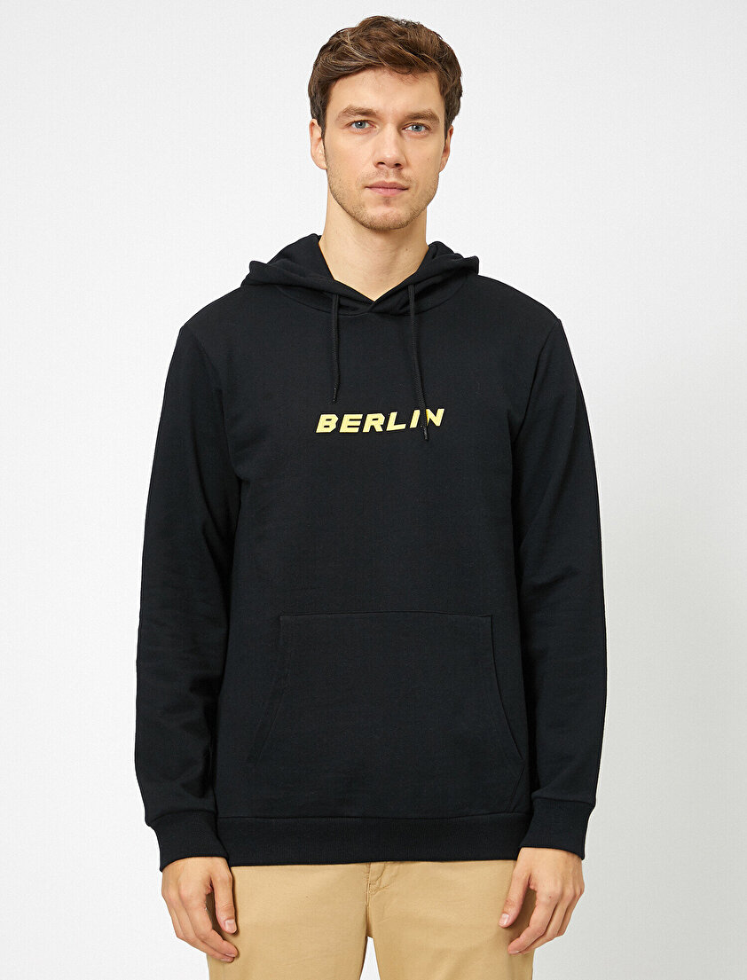 Sırtı Baskılı Önü Slogan Baskılı Kanguru Cepli Sweatshirt