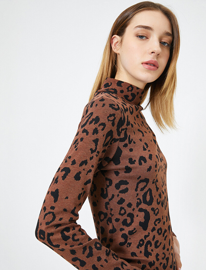 Leopar Desenli Dik Yaka Uzun Kollu T-Shirt