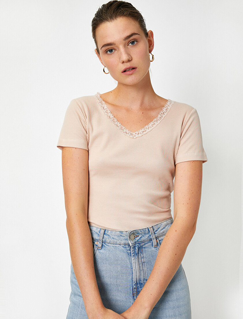 Dantelli V Yaka Kısa Kollu Tişört