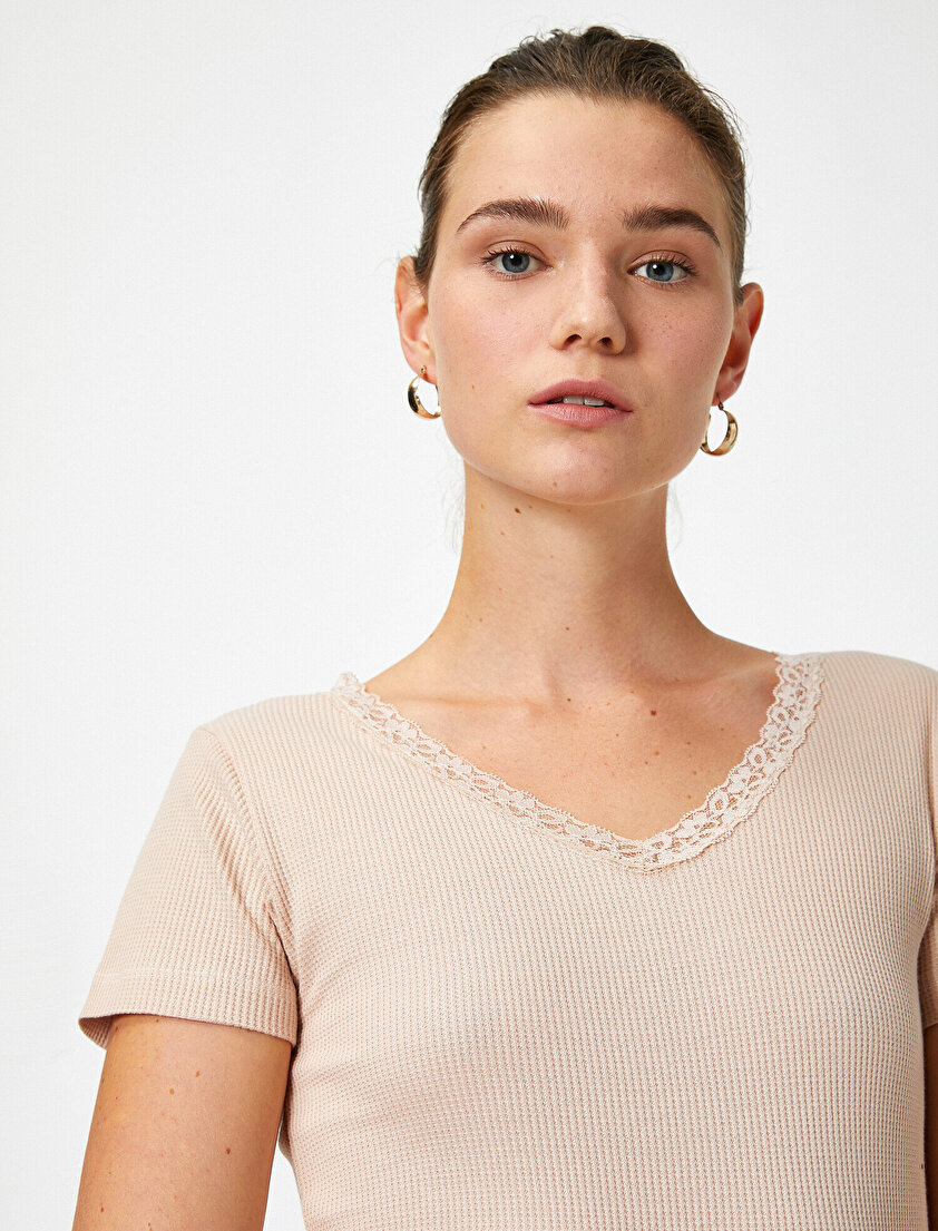 Dantelli V Yaka Kısa Kollu Tişört