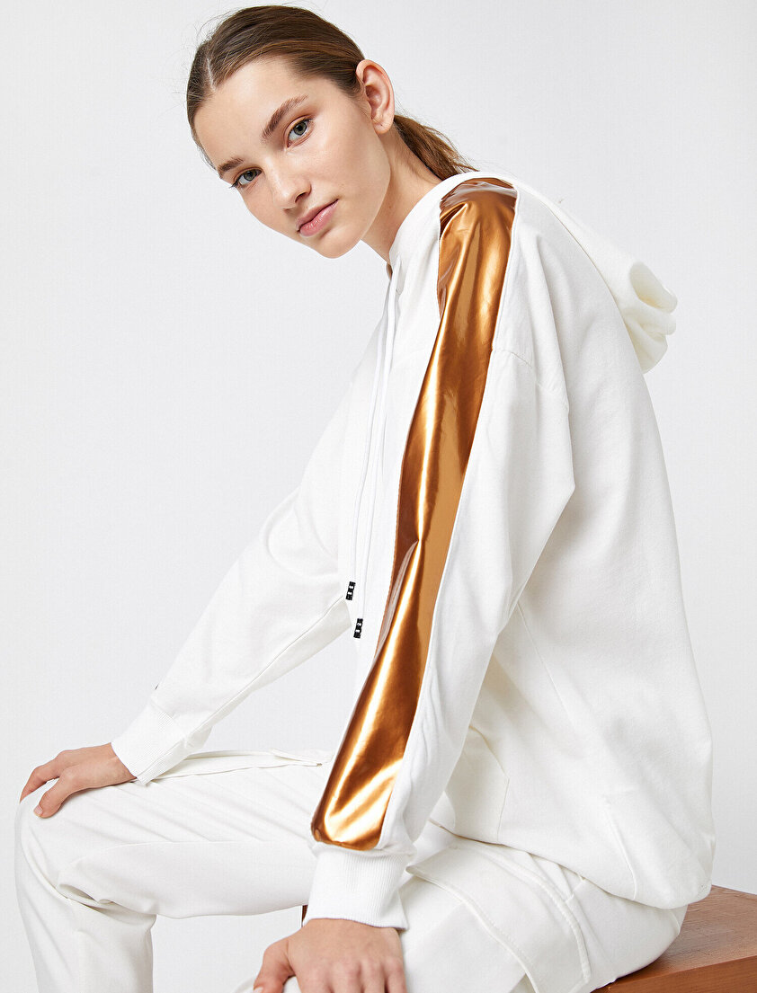 %100 Pamuk Kapüşonlu Parlak Kol Detaylı Sweatshirt