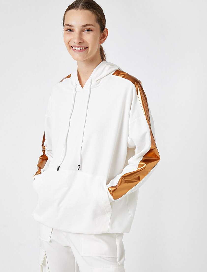 %100 Pamuk Kapüşonlu Parlak Kol Detaylı Sweatshirt